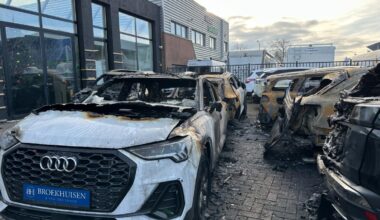 Jonge autodealers zwaar getroffen na nachtelijke brand: "De schade is enorm" - NH Nieuws