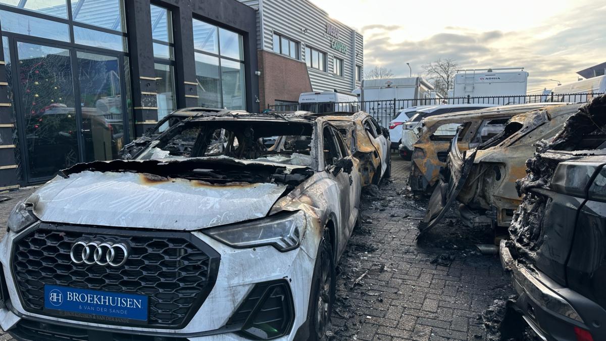 Jonge autodealers zwaar getroffen na nachtelijke brand: "De schade is enorm" - NH Nieuws