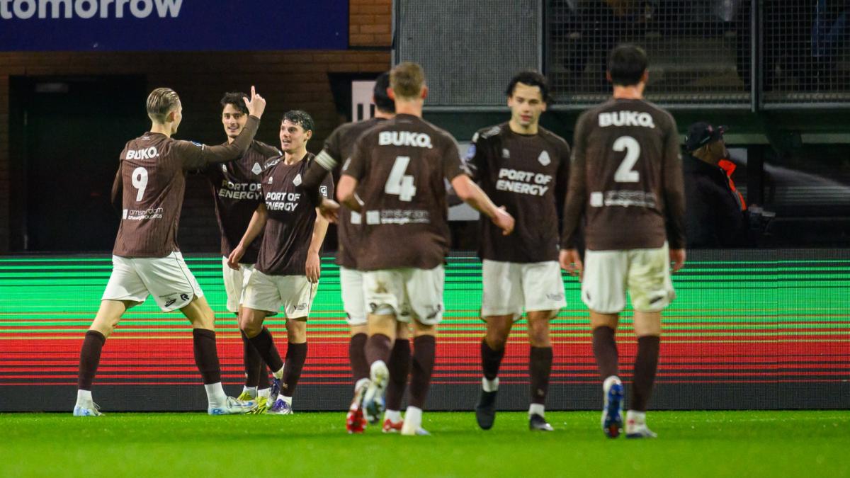 Telstar zeer verrassend op voorsprong in Almelo • Tweede opeenvolgende zege voor zeer pover Ajax - NH Nieuws