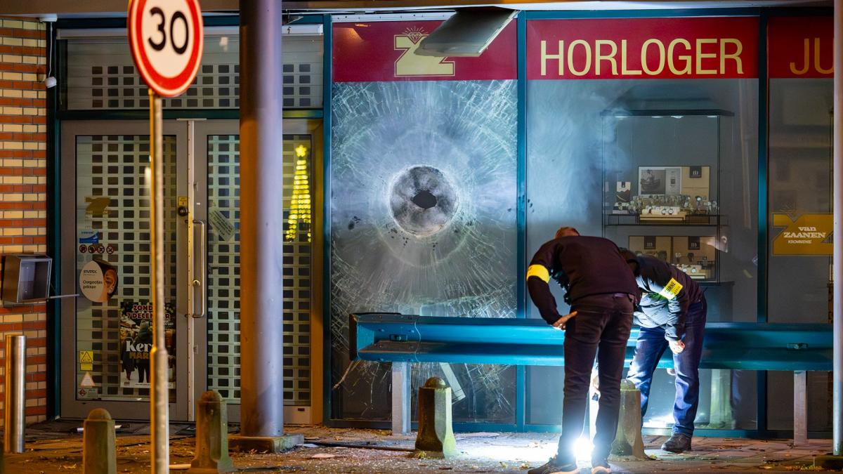 Ravage na plofkraak bij juwelier Krommenie - NH Nieuws