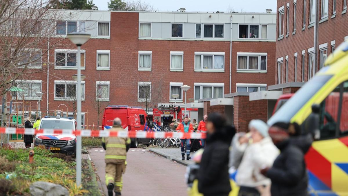 Appartementencomplex Amsterdam ontruimd vanwege explosief in woning, man aangehouden