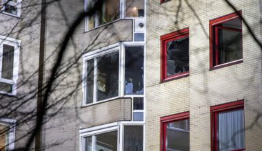 Grote brand in seniorencentrum in Bussum, twee personen met spoed naar ziekenhuis