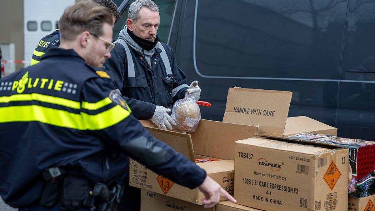 Duizend hennepplanten en 700 vuurwerk gevonden: "Groot brandgevaar"