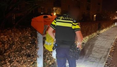 Politie doet kerstkaarten uit opgeblazen brievenbus opnieuw op de post