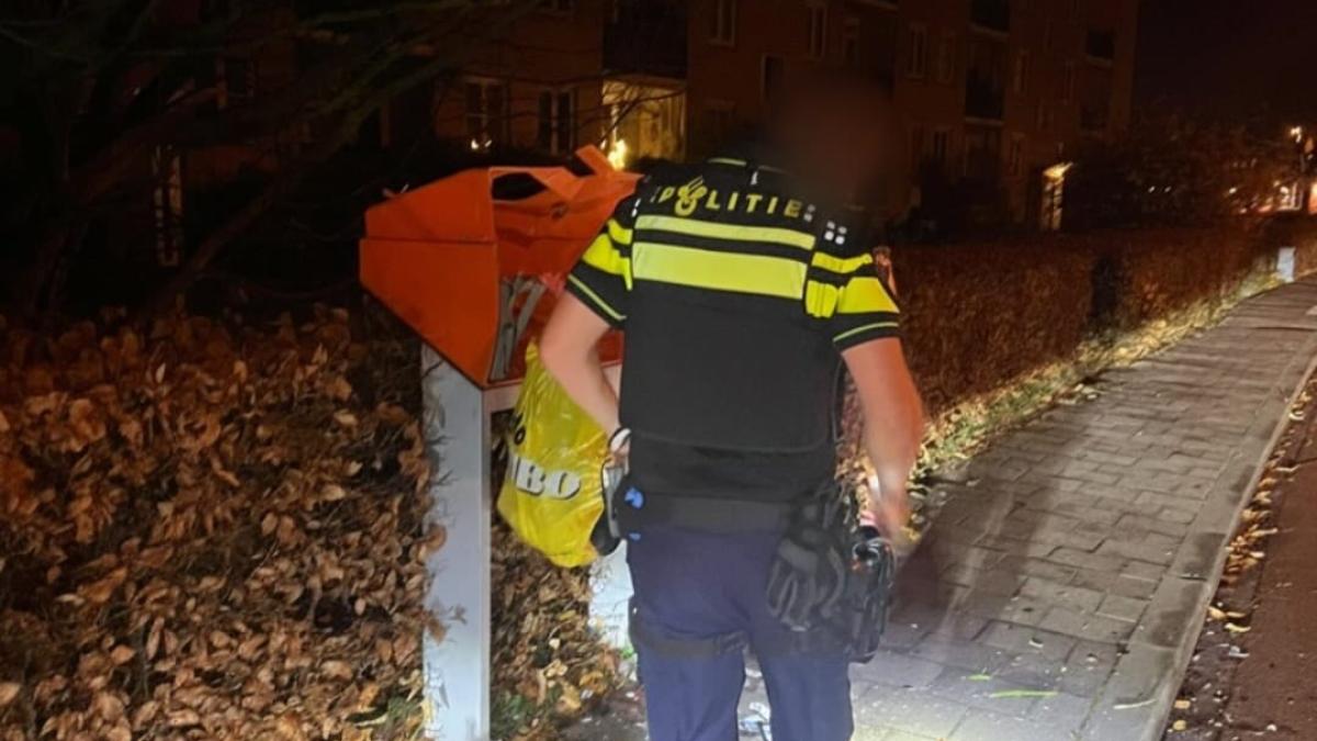 Politie doet kerstkaarten uit opgeblazen brievenbus opnieuw op de post