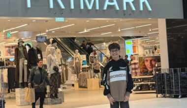 Johan en zijn gezin zonder koffers op vakantie na storing Schiphol: "Kerstcadeaus zitten erin"