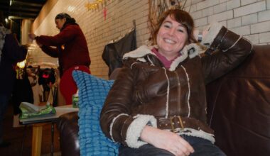 Dolle Mina’s maken spoorwegtunnel Haarlem tijdelijk veilig met huiskamer