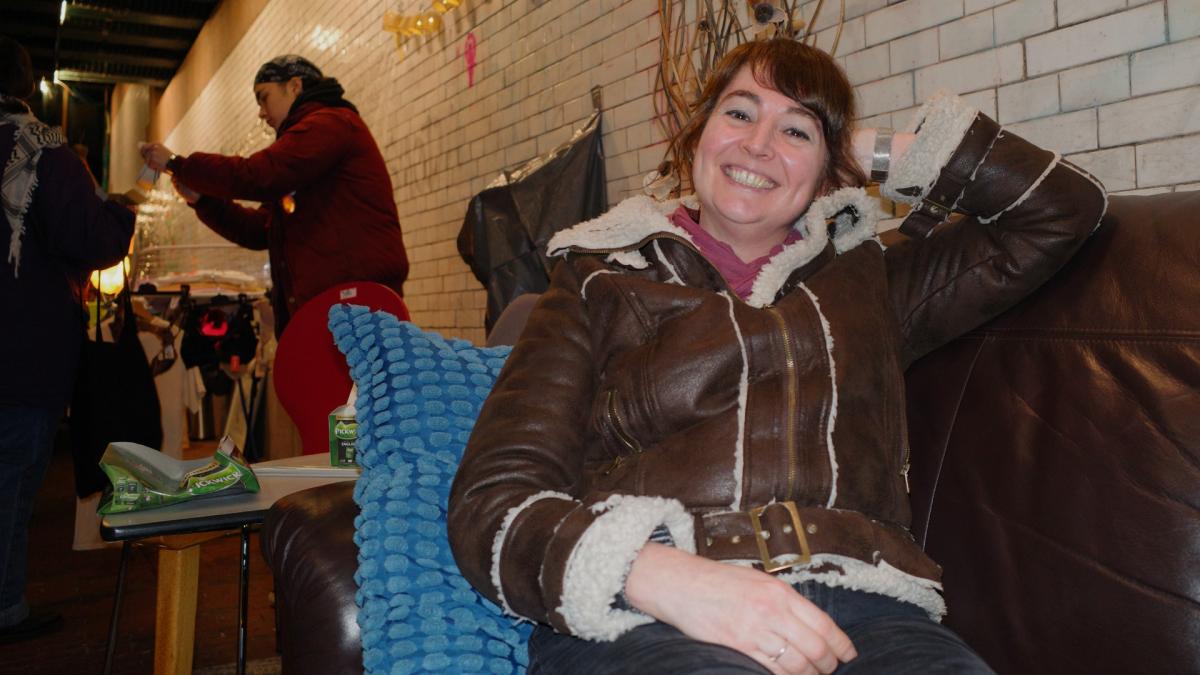 Dolle Mina’s maken spoorwegtunnel Haarlem tijdelijk veilig met huiskamer