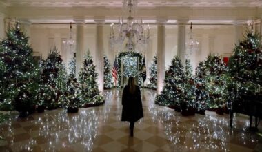 Melania Trump onthult kerstversiering Witte Huis: 71 kerstbomen - RTL.nl