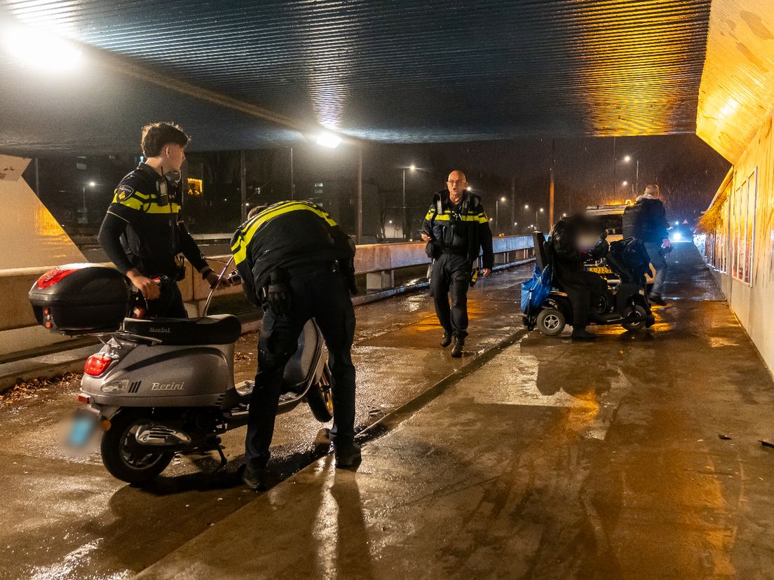 Op de scooter zaten twee mensen die gewond raakten.