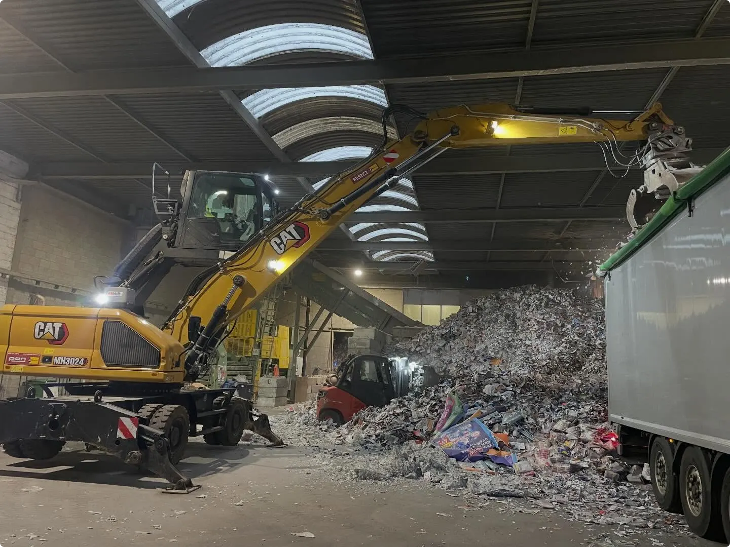De grote loods waar het oud papier in Utrecht wordt verzameld, is de plek waar medewerkers Marly vorige week zagen lopen. Beeld: Dierenambulance Utrecht
