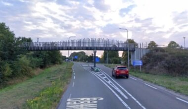 Politie boos om 'levensgevaarlijke actie': jongeren gooien stenen vanaf brug op auto's