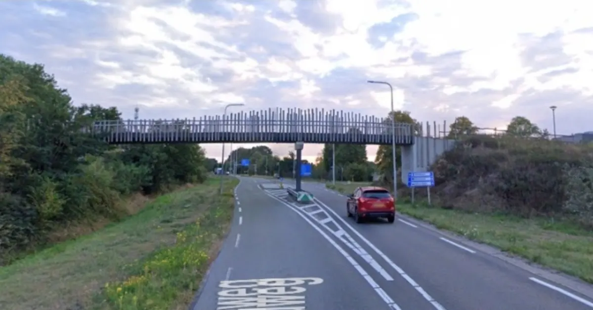 Politie boos om 'levensgevaarlijke actie': jongeren gooien stenen vanaf brug op auto's