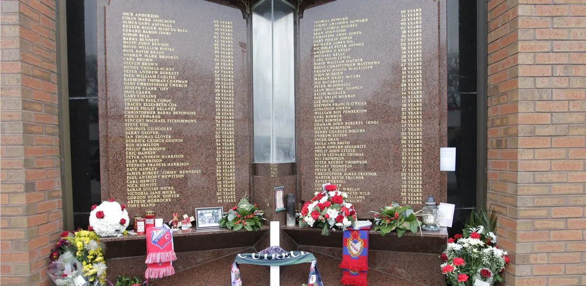 Uit rapport Hillsboroughramp blijkt dat twaalf agenten nalatig zijn geweest