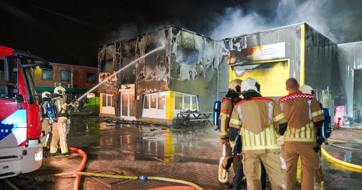 Zeer grote brand bij metaalverwerkingsbedrijf in Bunnik: 'Houd ramen en deuren gesloten' - RTV Utrecht