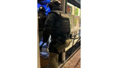 Twee aanhoudingen en drugs aangetroffen bij inval in eetcafé in Leeuwarden