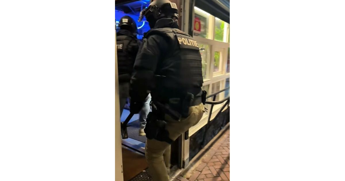 Twee aanhoudingen en drugs aangetroffen bij inval in eetcafé in Leeuwarden