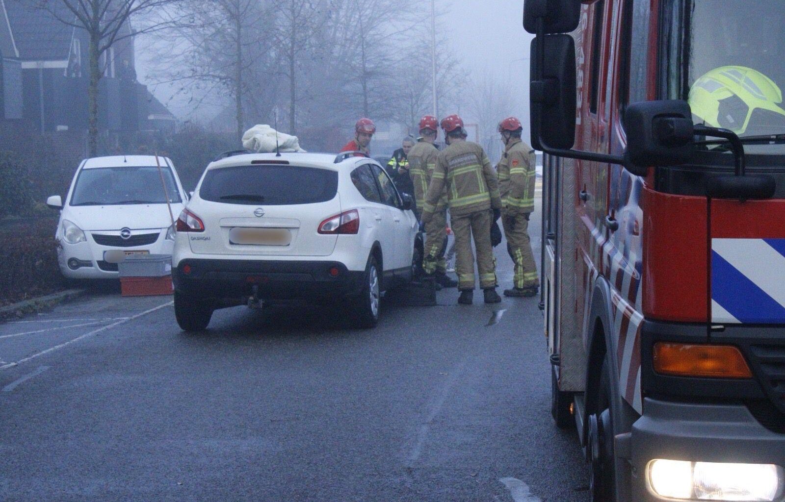 Meerdere voertuigen beschadigd bij ongeval in woonwijk Eibergen, bestuurder gewond -