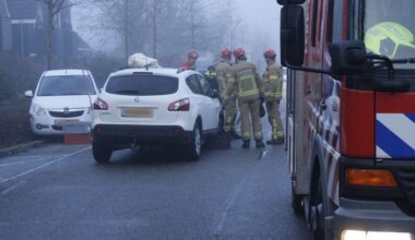 Meerdere voertuigen beschadigd bij ongeval in woonwijk Eibergen, bestuurder gewond -