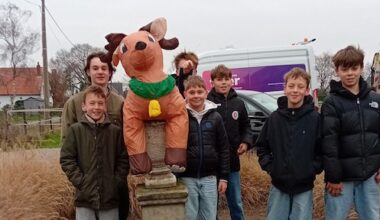 Jacht op opblaasbaar rendier Rudi heeft Belgisch dorp in zijn greep