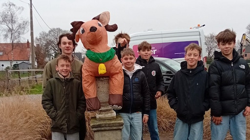 Jacht op opblaasbaar rendier Rudi heeft Belgisch dorp in zijn greep