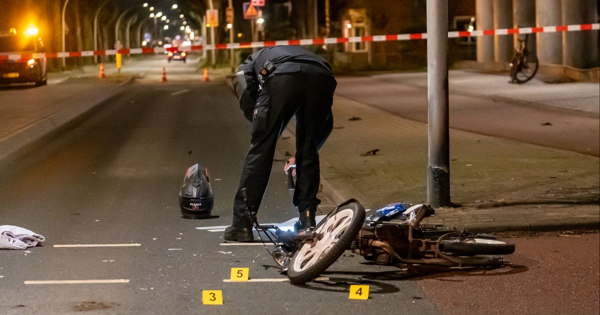 Bromfietser zwaargewond op asfalt na botsing, automobilist rijdt door - Rijnmond