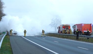 112-nieuws: Auto brandt uit op A28, lange file van Groningen naar Assen