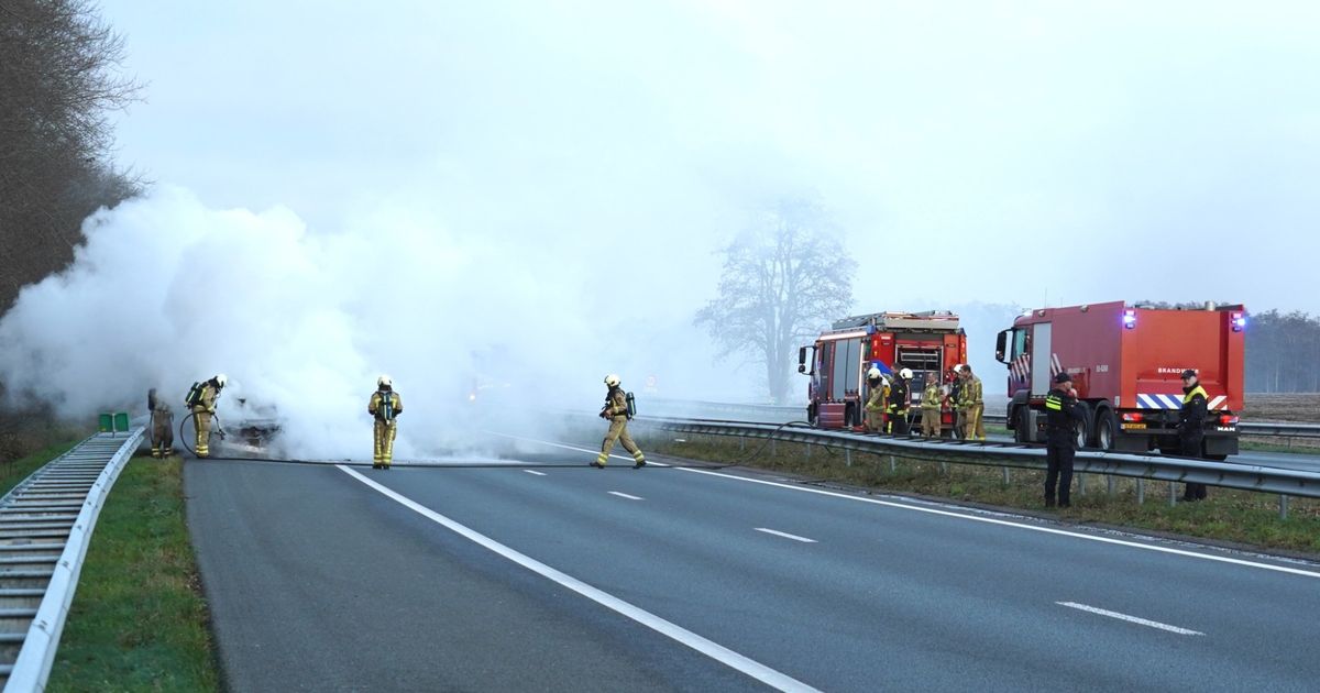112-nieuws: Auto brandt uit op A28, lange file van Groningen naar Assen