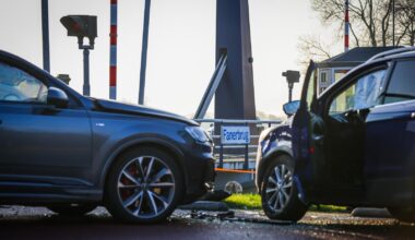 Auto’s botsen bij de Fanerbrug - 112Marum