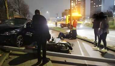 Scooter botst tegen lantaarnpaal op fietspad | Drankrijder rijdt auto total loss tegen lichtmast - Rijnmond