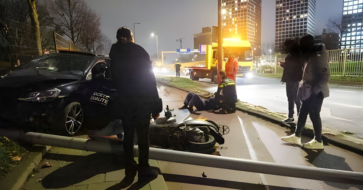 Scooter botst tegen lantaarnpaal op fietspad | Drankrijder rijdt auto total loss tegen lichtmast - Rijnmond
