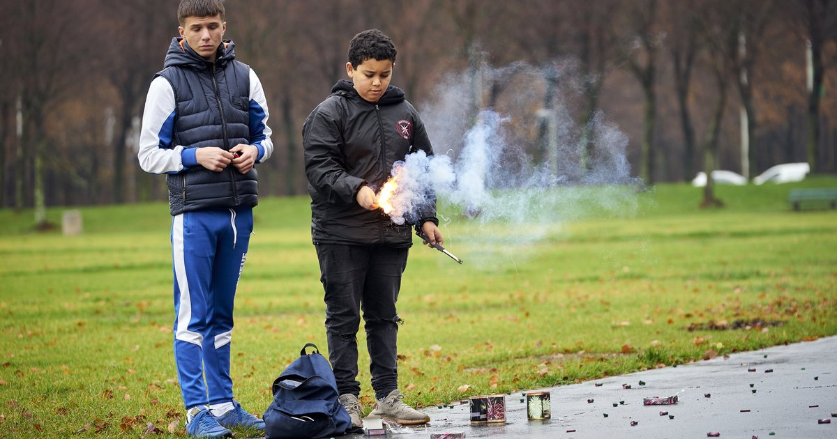 Jongeren steken vuurwerk af in Den Haag (2020)