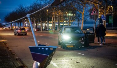 Auto rijdt lantaarnpaal omver | Fietser naar ziekenhuis na aanrijding met bestelbus