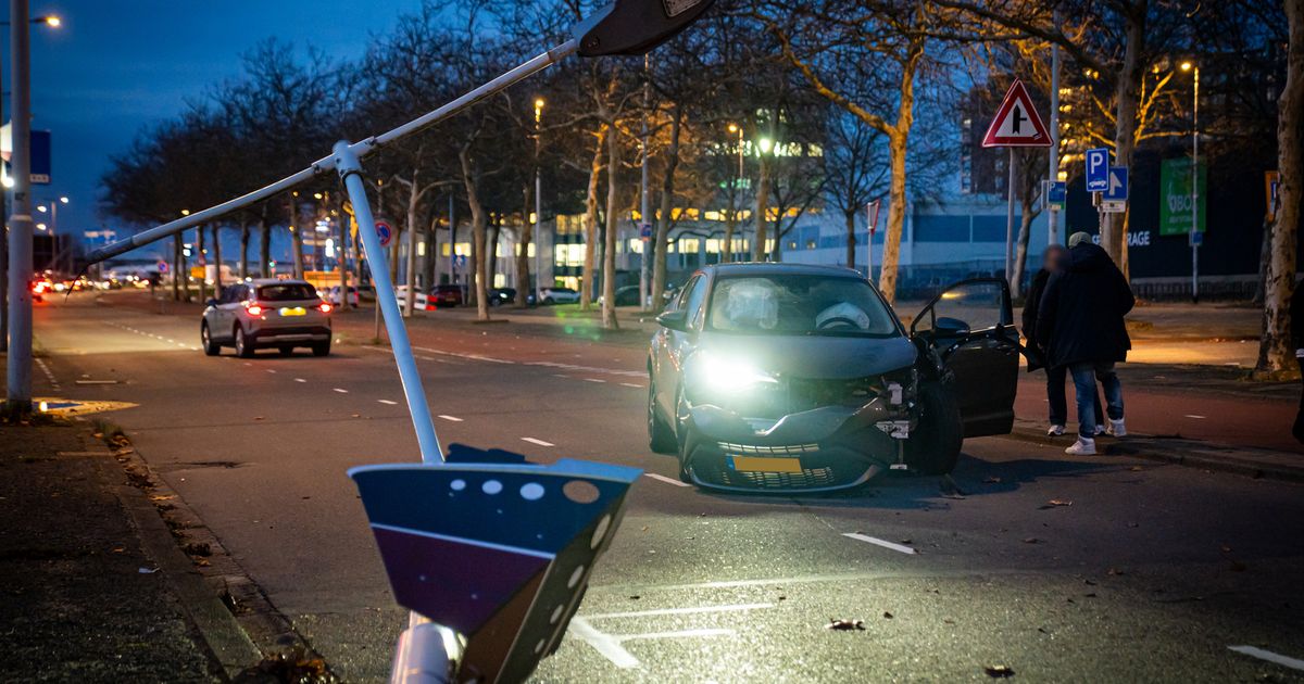 Auto rijdt lantaarnpaal omver | Fietser naar ziekenhuis na aanrijding met bestelbus