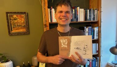 Pieter van Breevoort met het stripboek 'Vliksböz', een eerbetoon aan zijn overleden vriend Onno Lolkema