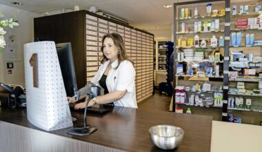 Een apotheekmedewerker achter de verkoopbalie.