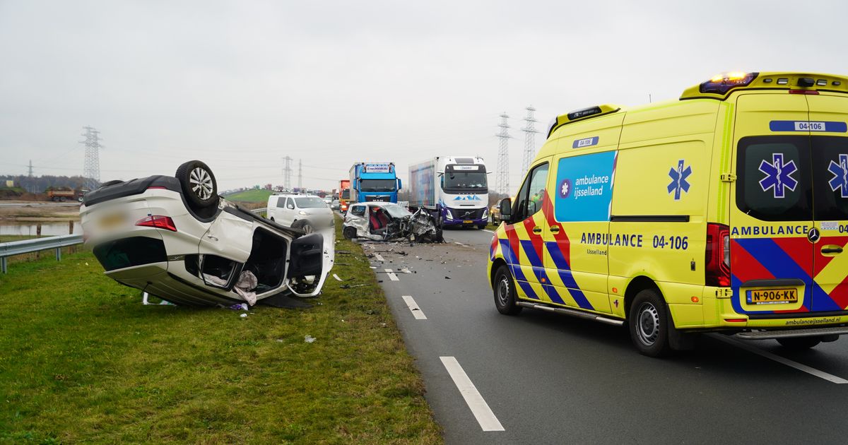 Frontale botsing op N340 bij Zwolle, traumaheli opgeroepen - RTV Oost