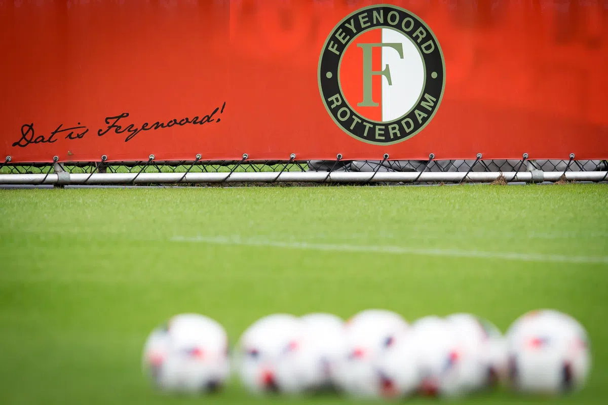 Feyenoord schorst supportersbegeleider na verdenking vuurwerkaanval