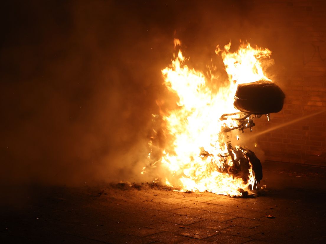 Vlammen sloegen uit de deelscooter.