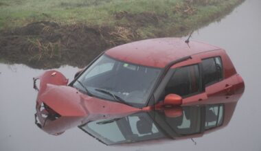 Auto belandt in sloot naast provinciale weg - Rijnmond