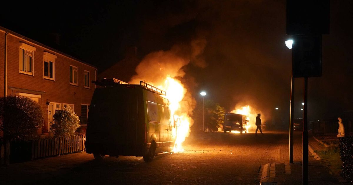 Twee bestelbussen in één straat vatten vlam in Coevorden
