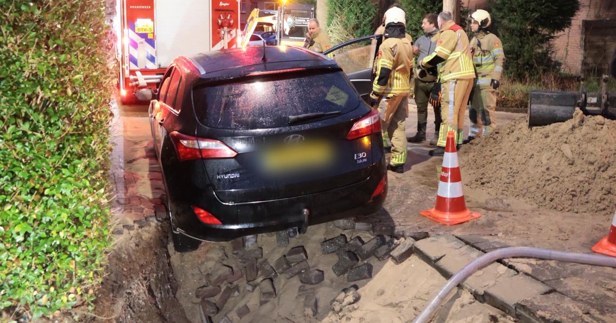 Auto valt bijna in zinkgat Eemnes - RTV Utrecht