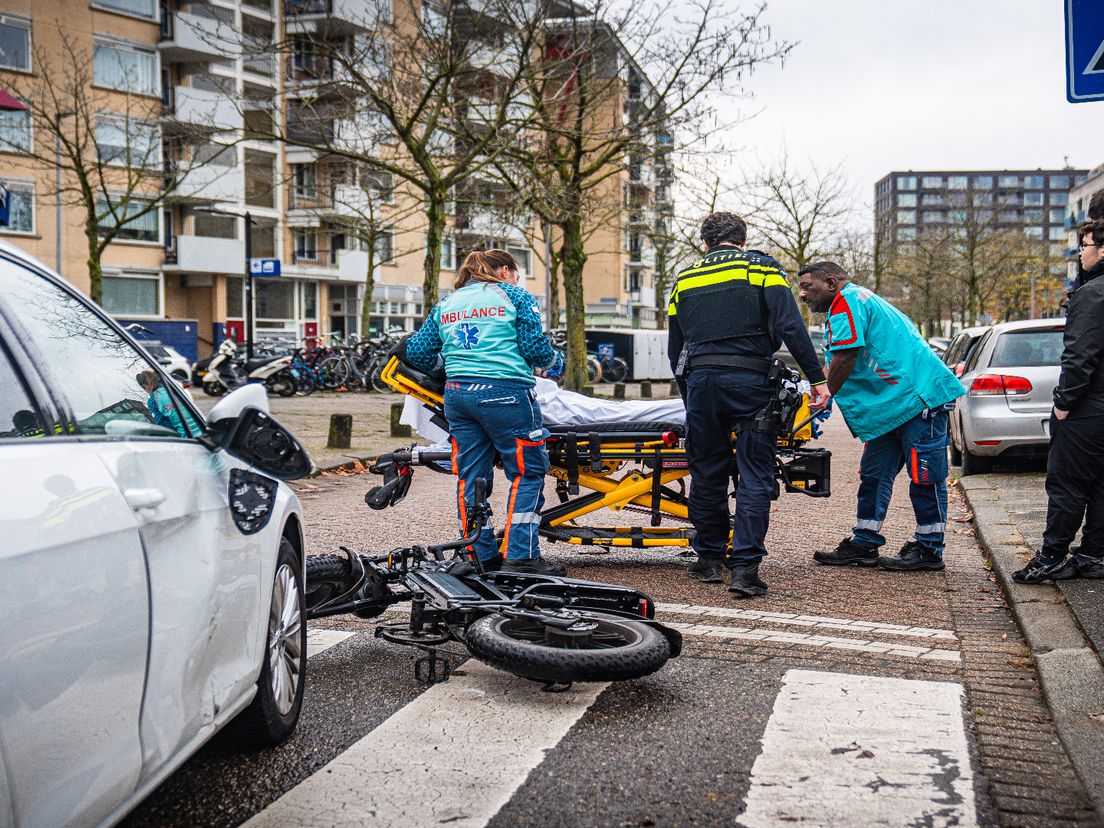 Fatbiker gewond bij aanrijding op zebrapad.