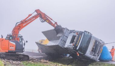 112-nieuws: Bietenwagen gekanteld in Lauwerzijl • Code geel wegens dichte mist