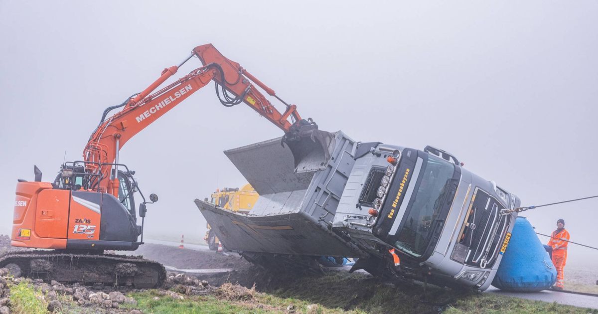 112-nieuws: Bietenwagen gekanteld in Lauwerzijl • Code geel wegens dichte mist
