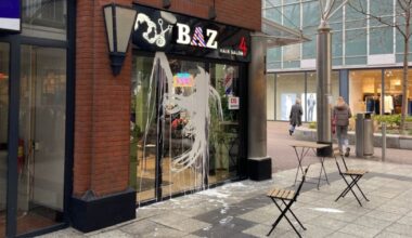 Kapperszaak opnieuw besmeurd met witte verf: ‘Het is vreselijk’