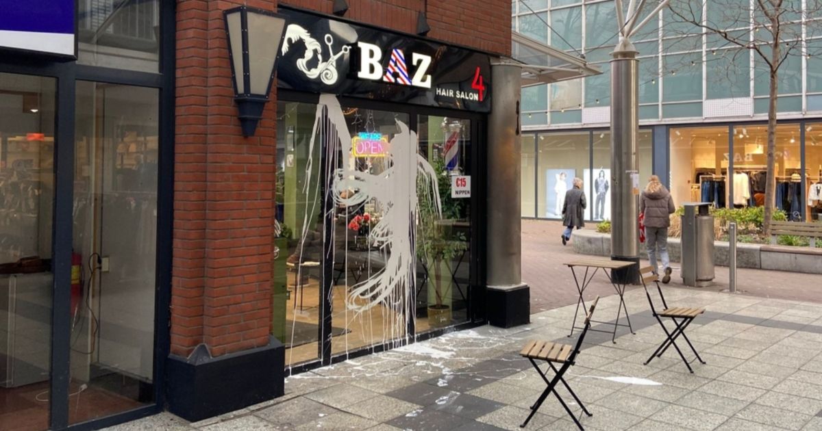 Kapperszaak opnieuw besmeurd met witte verf: ‘Het is vreselijk’