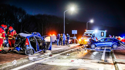 Dode bij ernstig ongeluk op spiegelgladde weg in Alteveer