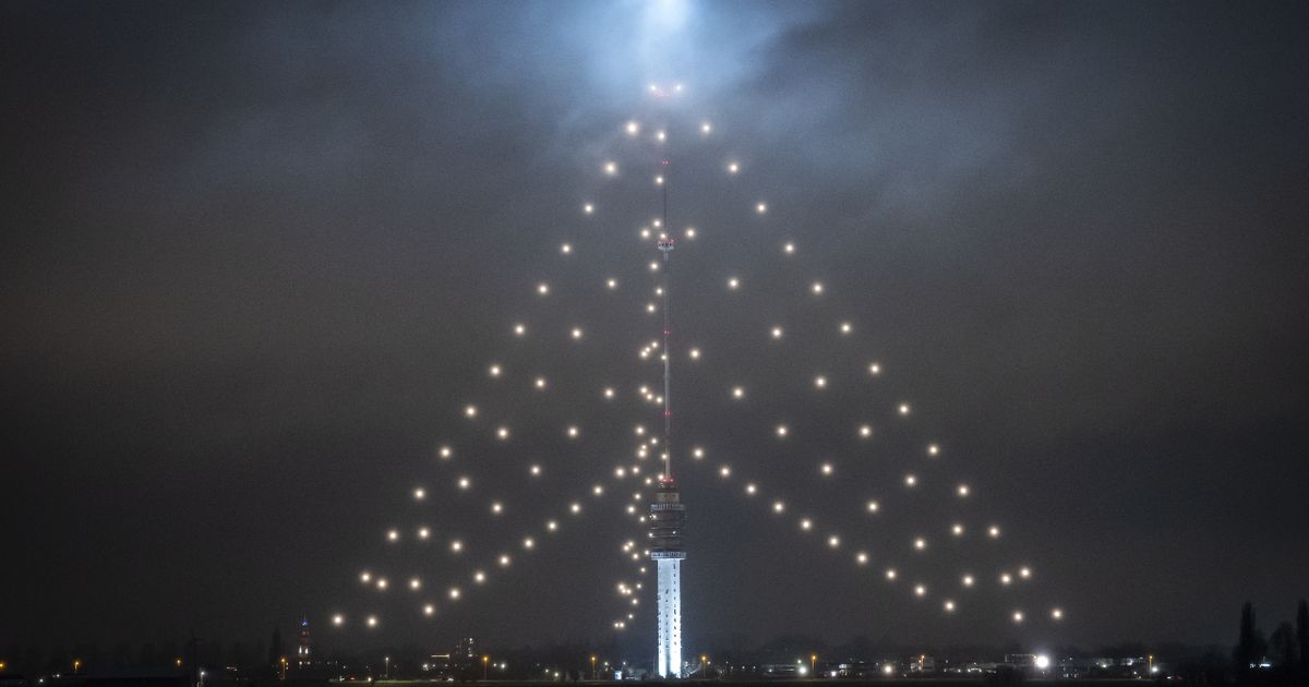 IJsselstein telt af: grootste kerstboom van Nederland brandt weer - RTV Utrecht