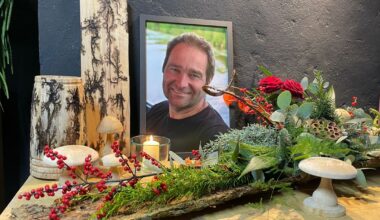 Gerda van Bloemenschuur Haren maakt kerststukjes, ook na overlijden broer: 'Het trekt me door de nare tijd heen '